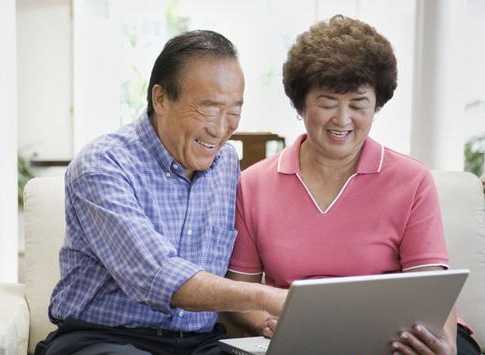 老人玩电脑更健康长寿